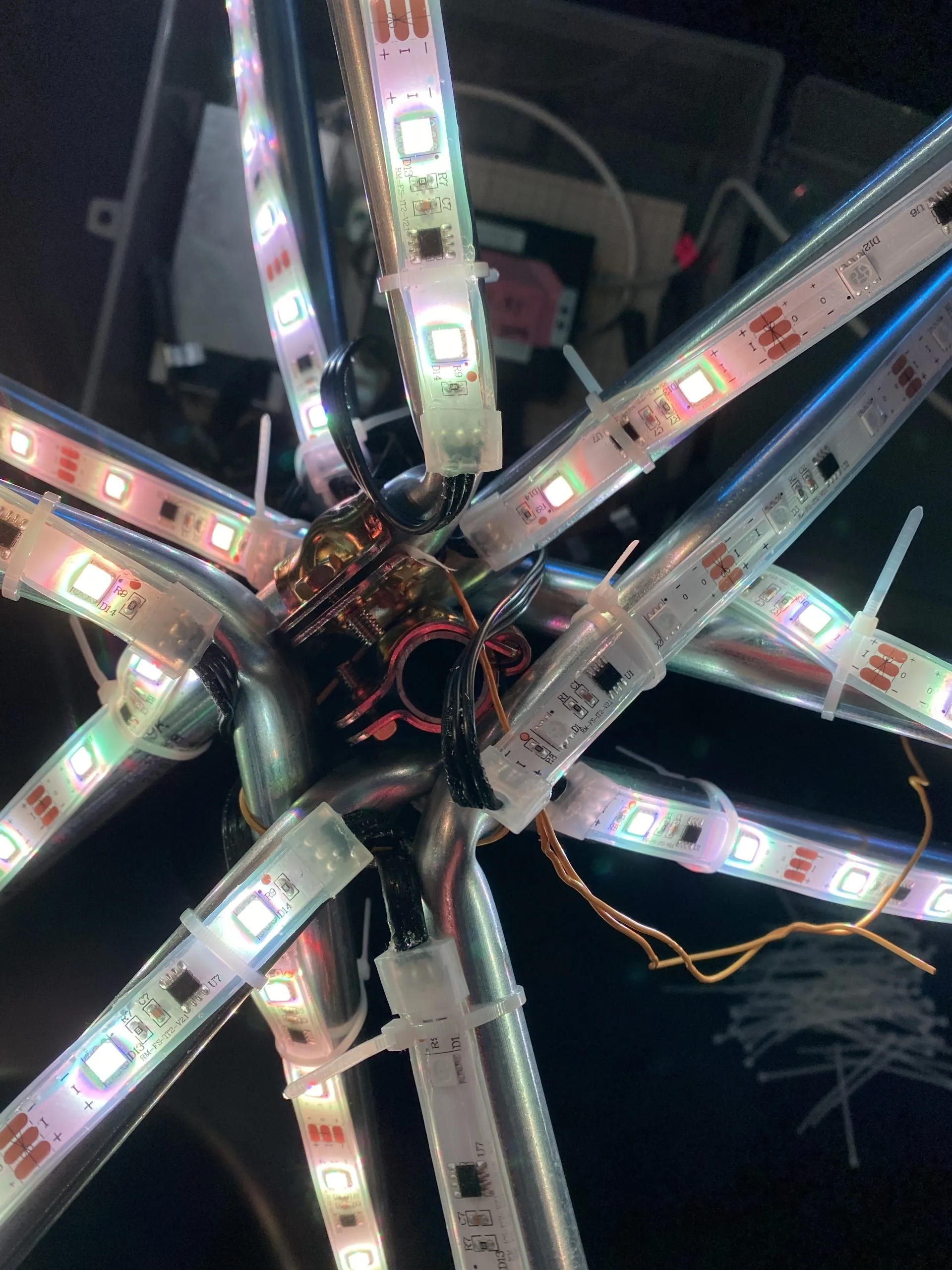 RGB LEDストリップで組んだ光のオブジェクト